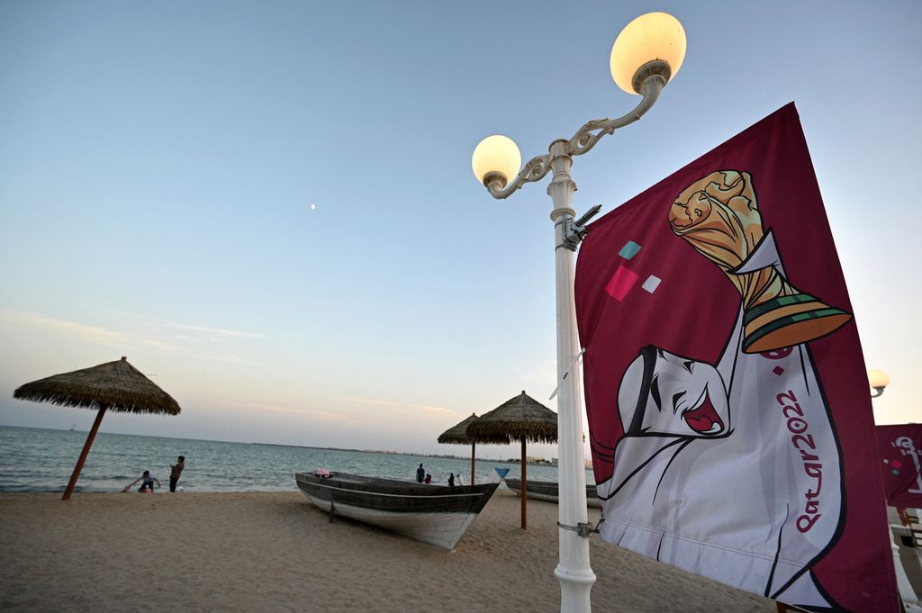 Suasana di pantai berhias spanduk La'eeb, maskot Piala Dunia Qatar 2022, 3 November 2022. Pesta bola akbar itu akan berlangsung pada kurun 20 November - 18 Desember 2022 dengan diikuti 32 tim.
