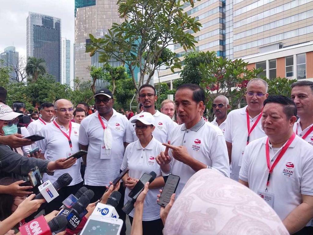 Presiden Joko Widodo saat memberi keterangan pers di depan Gedung Sarinah seusai meresmikan Kick Off ASEAN Indonesia 2023 di Bundaran Hotel Indonesia, Jakarta, Minggu (29/1/2023).