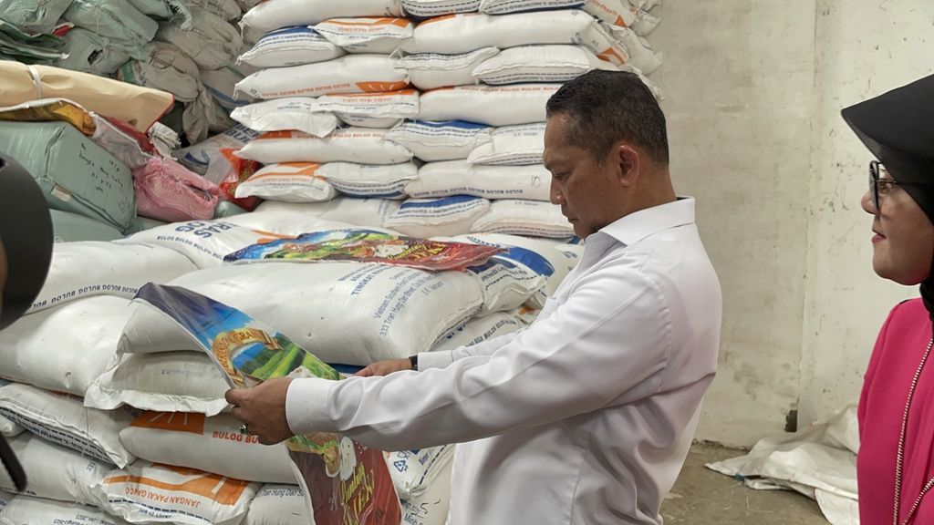 Direktur Utama Perum Bulog Budi Waseso (kiri) saat menjalankan inspeksi mendadak atau sidak di Pasar Induk Beras Cipinang, Jakarta, Jumat (3/2/2023). Dia membaca kemasan kosong yang berada di atas beras impor berjenama Bulog dengan ukuran 50 kilogram (kg) di gudang nomor E10.