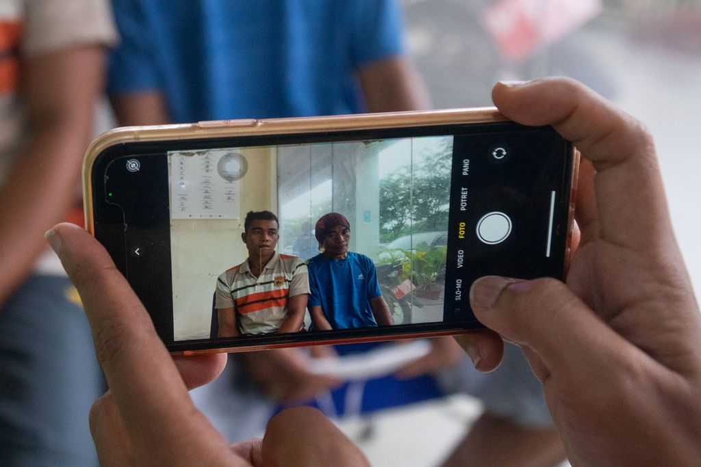 Dari kiri ke kanan, Amat (41) dan Sahman (35) saat ditemui di rumah singgah Badan Pelindungan Pekerja Migran Indonesia di Batam, Kepulauan Riau, Selasa (21/6/2022). Mereka adalah pekerja migran tanpa dokumen yang selamat dari insiden perahu tenggelam di perairan Nongsa, Batam, Kamis (16/7/2022).