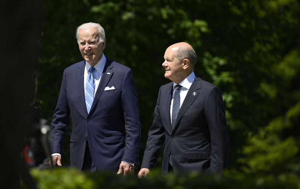 Dalam foto yang dirilis pada 26 Juni 2022 ini tampak Kanselir Jerman Olaf Scholz (kanan) berjalan beriring bersama Presiden Amerika Serikat Joe Biden di Kastil Elmau, Jerman. Kala itu Jerman menjadi tuan rumah Konferensi Tingkat Tinggi G7. Dijadwalkan, Scholz akan diterima Biden, Jumat (3/3/2023) di Gedung Putih. 