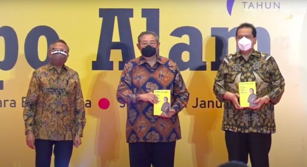 Mantan Sekretaris Kabinet Dipo Alam, Presiden ke-6 RI Susilo Bambang Yudhoyono, dan Chairman of CT Corp Chairul Tanjung (dari kiri) dalam peluncuran buku berjudul <i>Dipo Alam dalam Pusaran Adab Dipimpin dan Memimpin: Biografi Seorang Aktivis</i> di Jakarta, Senin (31/1/2022).