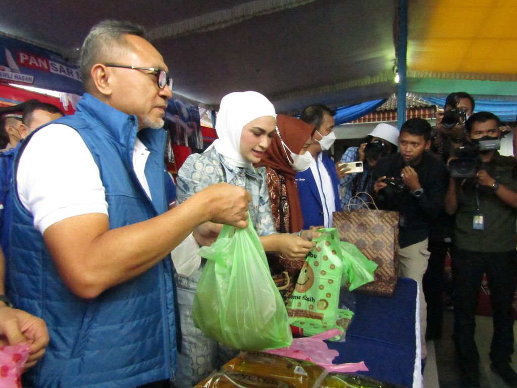 Menteri Perdagangan Zulkifli Hasan saat meninjau kegiatan pasar murah minyak goreng di Bandar Lampung, Sabtu (9/7/2022). Selain menyosialisasikan MinyaKita kepada masyarakat, Zulkifli juga berdialog dengan petani kelapa sawit di Lampung.