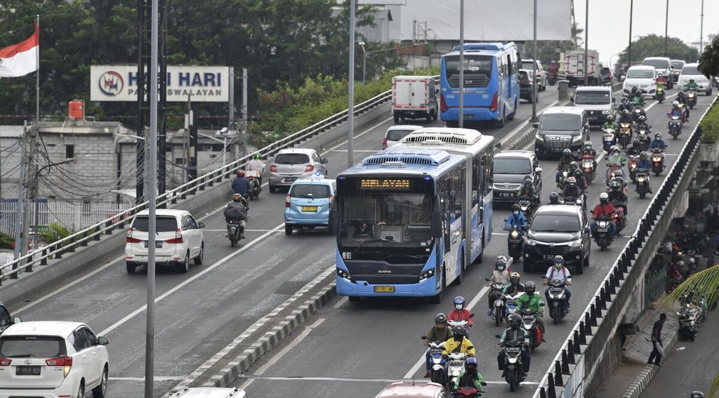 Bus Transjakarta melintas di Jembatan Layang Roxy, Jakarta Pusat Senin (18/1/2021). Moda transportasi massal ini menjadi penopang utama transportasi publik bagi warga Jakarta. Transjakarta kini telah beroperasi selama 17 tahun sejak armada Transjakarta pertama kali beroperasi di Koridor 1 Blok M-Kota pada 15 Januari 2004.