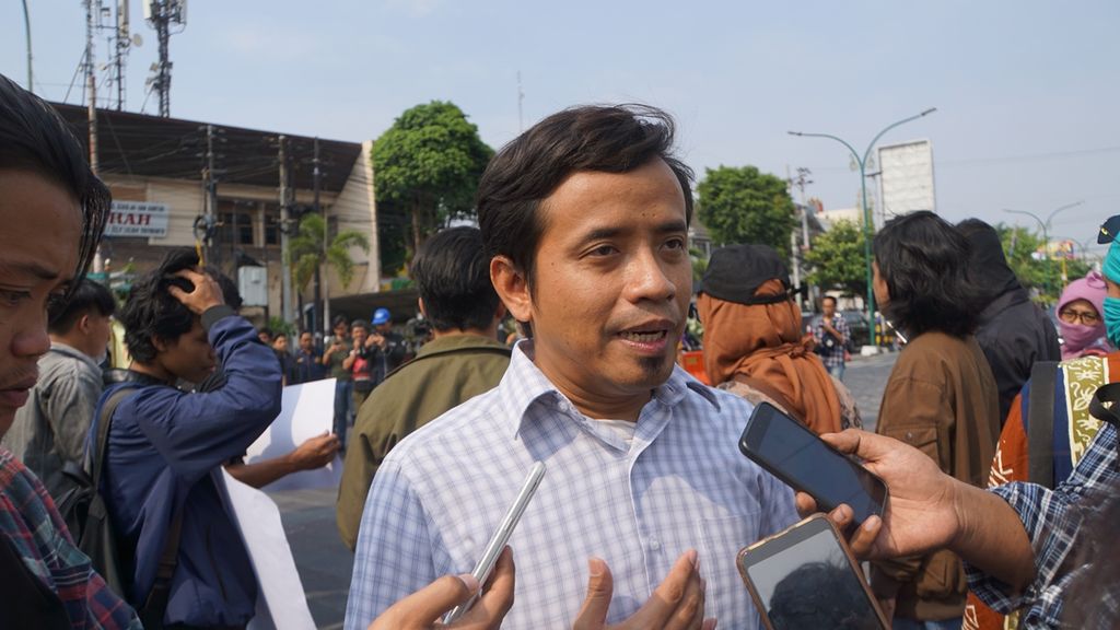 Peneliti dari Pusat Kajian Anti Korupsi UGM Zaenur Rohman memberikan keterangan kepada wartawan, di Tugu Yogyakarta, Selasa (17/9/2019). 