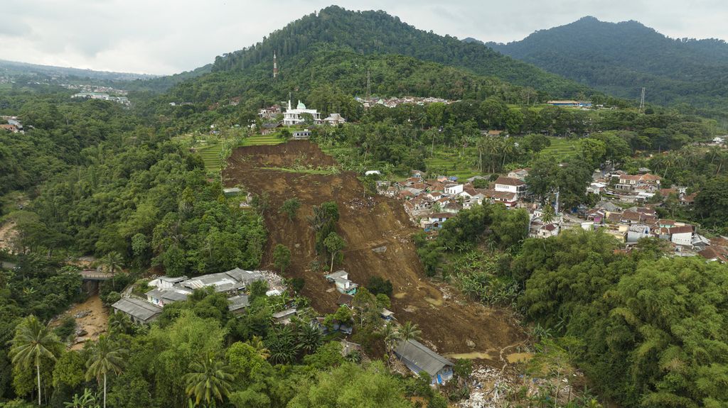 Foto aerial kondisi Desa Cijedil, Kecamatan Cugenang, Kabupaten Cianjur, Jawa Barat, yang tertimbun material longsor, Selasa (22/11/2022). Sebanyak 17 rumah lebih dan 30 warga desa setempat hilang tertimbun longsor.