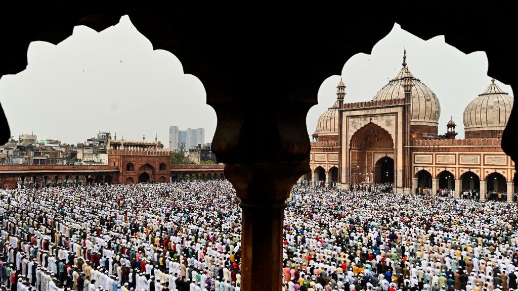 Umat Islam mengadakan shalat Id di Masjid Jama di New Delhi, India, Selasa (3/5/2022).  