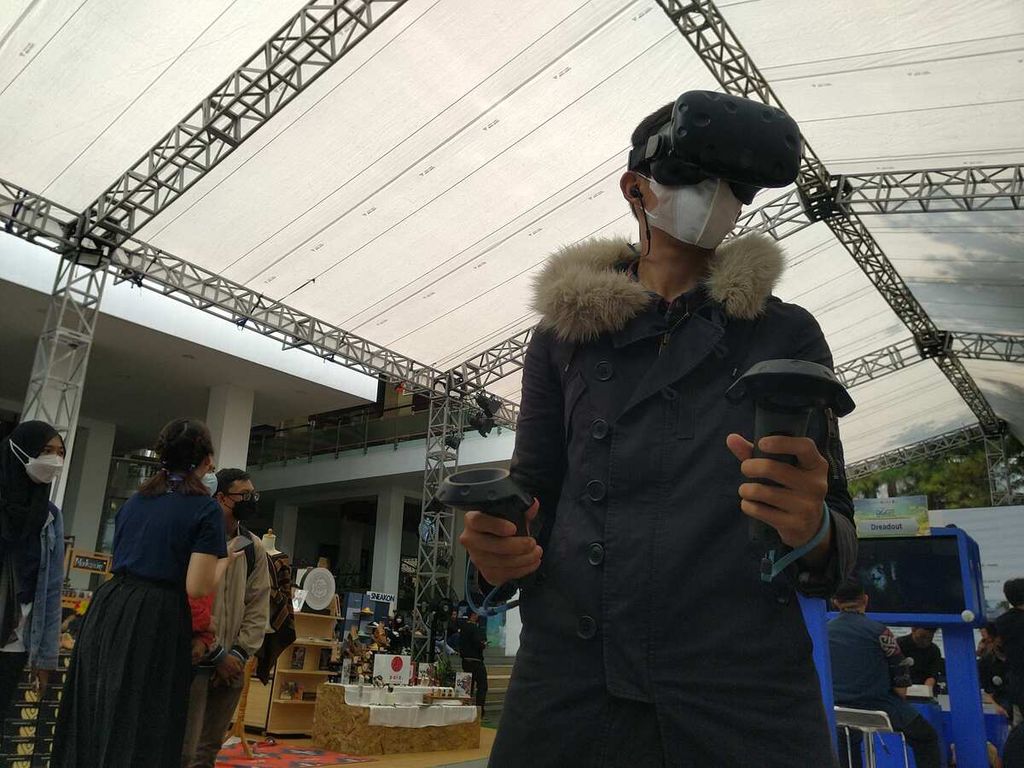 Pengunjung mencoba perangkat <i>virtual reality </i>milik Agate, perusahaan pengembang digital, dalam Digital and Sharia Economic Festival (Digisef) yang diinisiasi Bank Indonesia Jawa Barat di Cihampelas Walk, Bandung, Sabtu (3/9/2022). Perkembangan teknologi digital diharapkan semakin memudahkan beragam aktivitas manusia di kemudian hari. 