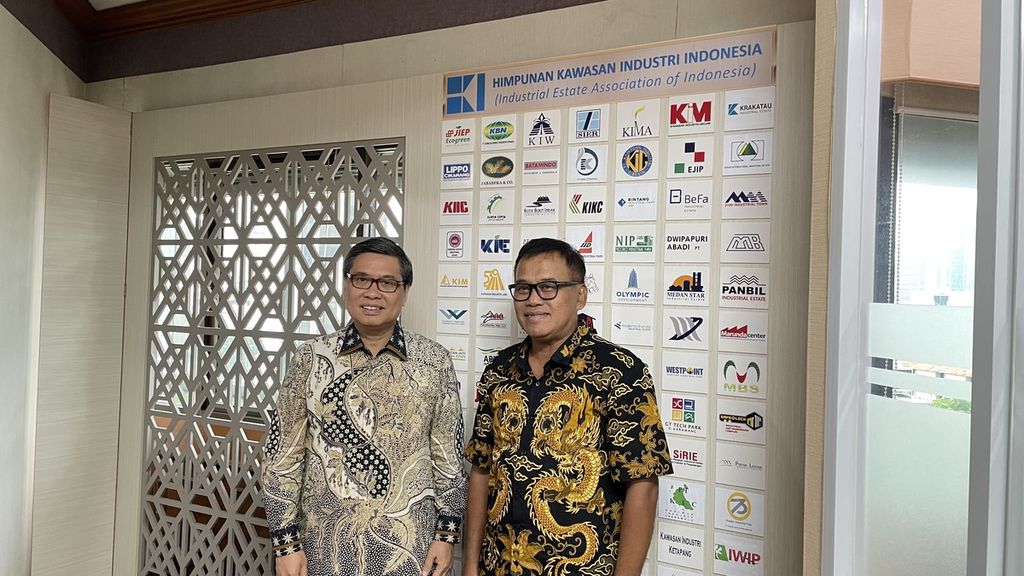 Ketua Umum Himpunan Kawasan Industri Sanny Iskandar (kiri) saat ditemui setelah konferensi pers di kantornya, Jakarta, Kamis (2/2/2023).