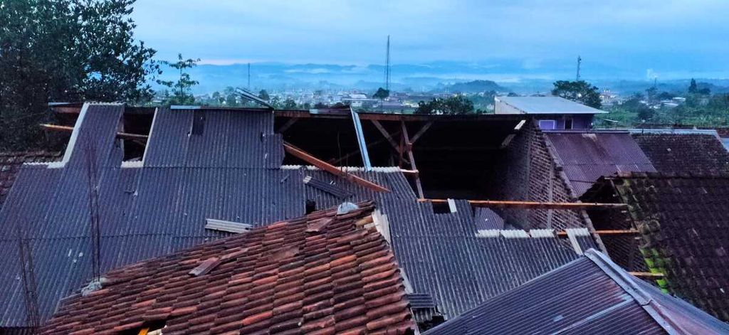 Kondisi rumah rusak bagian atapnya akibat angin puting beliung yang melanda Desa Sumberdalem, Kecamatan Kertek, Kabupaten Wonosobo, Jawa Tengah, Rabu (1/3/2023).