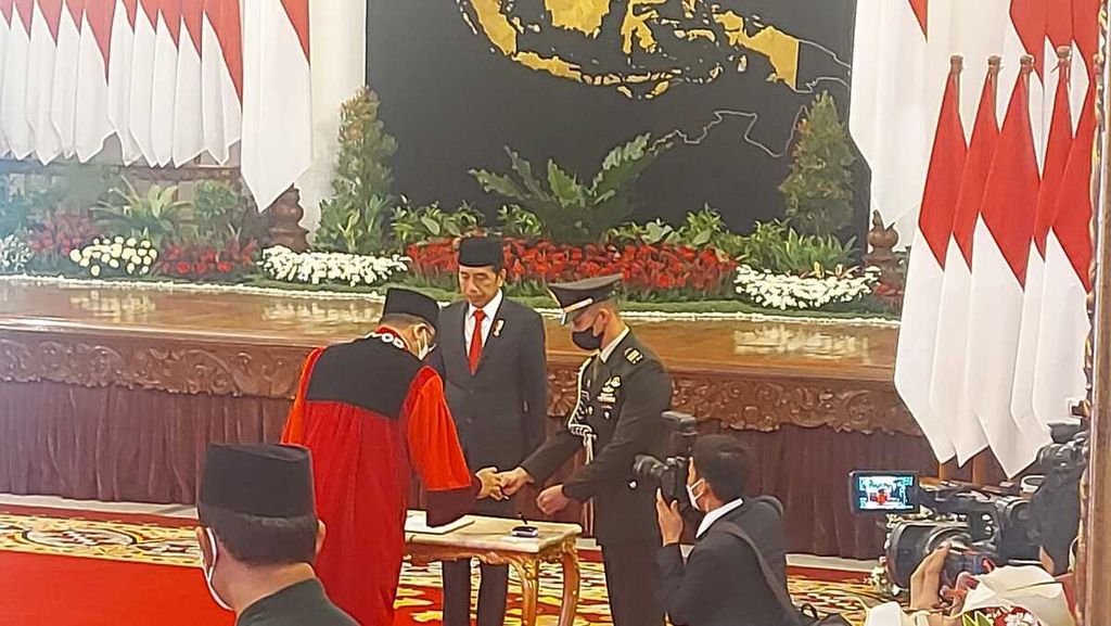 Presiden Joko Widodo menyaksikan penandatanganan berita acara dalam acara pengucapan sumpah calon hakim konstitusi M Guntur Hamzah sebagai hakim konstitusi, di Istana Negara, Jakarta, Rabu (23/11/2022).