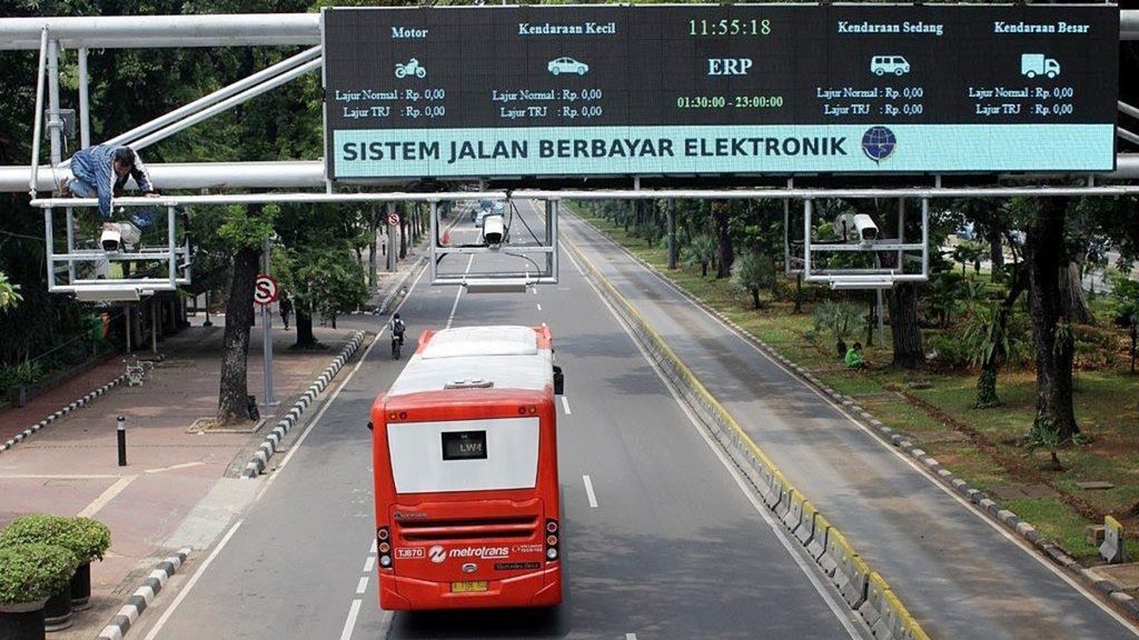 Pekerja tengah menyiapkan penggunaan gerbang jalan berbayar (<i>electronic road pricing</i>/ERP) di Jalan Medan Merdeka Barat, Jakarta, Selasa (13/11/2018). ERP direncanakan berlaku mulai 2019 dan akan menggantikan pembatasan kendaraan dengan sistem ganjil genap.