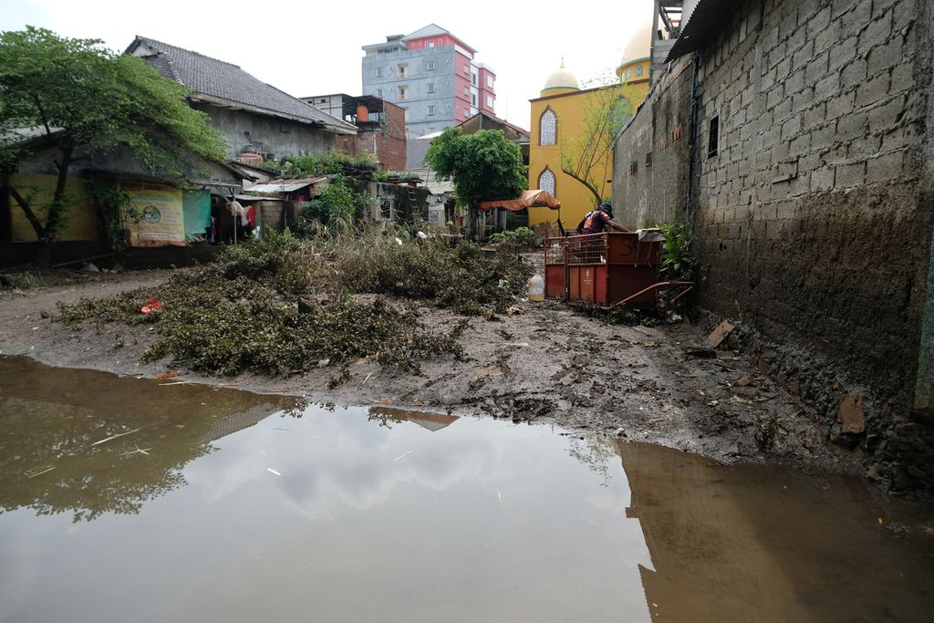 Genangan air sisa banjir di RT 012 RW 015, Kalibata, Jakarta Selatan, Jumat (7/10/2022). Banjir yang melanda Jakarta sejak Kamis (6/10/2022) malam membuat sejumlah rumah warga terendam. Banjir mulai surut sekitar pukul 02.00. 