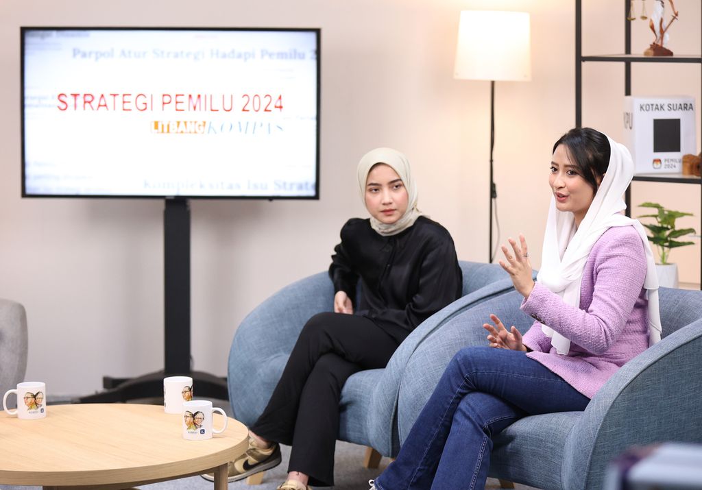 Proses "tapping" Strategi Pemilu 2024" yang menghadirkan politisi muda Partai Golkar Dyah Roro Esti (kanan) dan Juru Bicara Muda Partai Kebangkitan Bangsa Ais Shafiyah Asfar di Menara Kompas, Jakarta, Senin (20/3/2023).