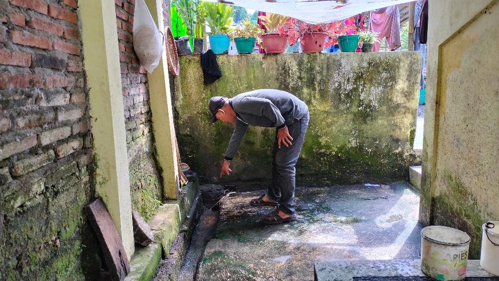 Untung Argono Widodo menunjukkan saluran air yang dahulu acap digunakan warga untuk BAB sembarangan di Kelurahan Panjang, Kota Magelang, Jawa Tengah, Sabtu (25/3/2023).