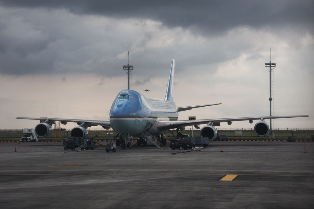 Pesawat kepresidenan Amerika Serikat yang dinaiki oleh Presiden AS Joe Biden diparkir di Bandara Ngurah Rai, Bali, Senin (14/11/2022). Joe Biden tiba di Indonesia sehari sebelumnya untuk mengikuti KTT G20.