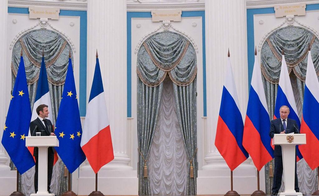 Presiden Rusia Vladimir Putin (kanan) dan Presiden Perancis Emmanuel Macron memberikan keterangan pers bersama setelah pertemuan di Moskwa, Rusia, Senin  (7/2/2022). Sejumlah usaha dilakukan oleh para pemangku kepentingan untuk meredakan krisis Rusia-Ukraina. (Photo by Sergei GUNEYEV / SPUTNIK / AFP)