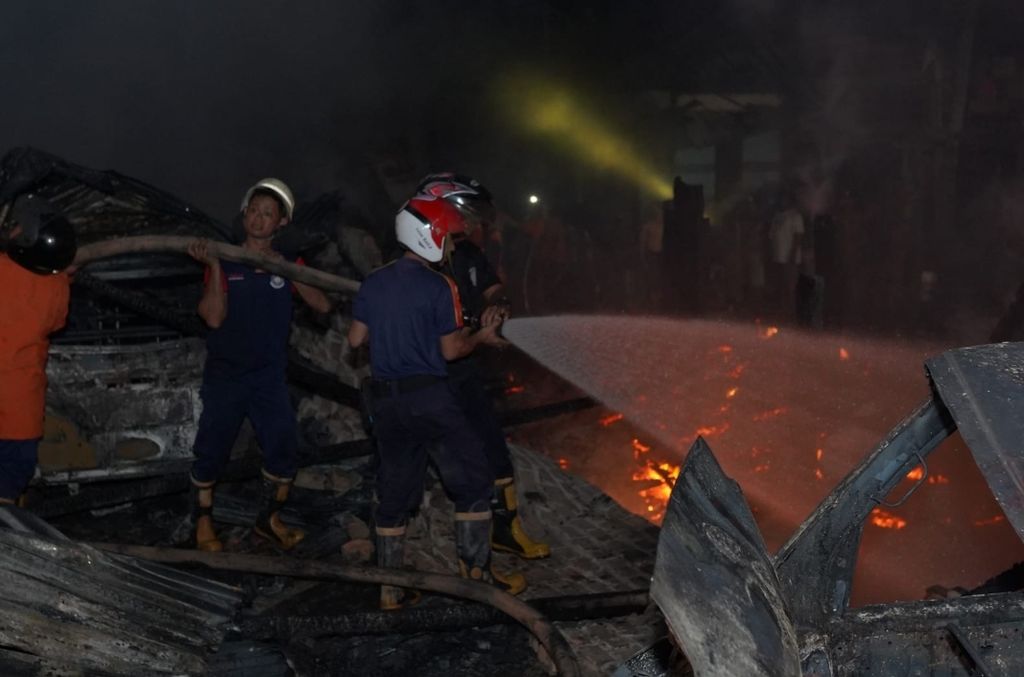 Pemadam kebakaran memadamkan api yang menghanguskan lima rumah warga, di Desa Talang Leban, Kecamatan Batang Hari Leko, Kabupaten Musi Banyuasin, Sumatera Selatan, Jumat (16/12/2022). Kebakaran disebabkan kecelakaan mobil pengangkut minyak ilegal.