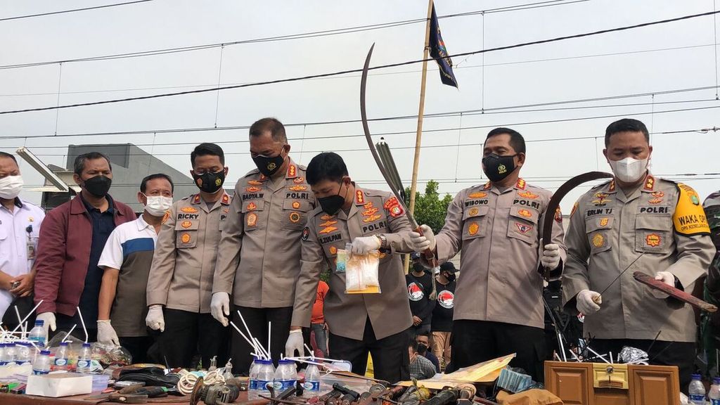 Polisi menunjukkan barang bukti seusai penggerebekan terhadap pelaku penyalahgunaan narkoba di Kampung Bahari, Tanjung Priok, Jakarta Utara, Rabu (9/3/2022) pagi. 