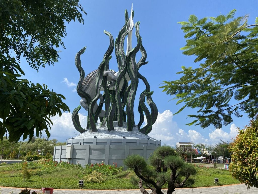 Ikon Kota Surabaya, patung Suro dan Boyo kini ada di Taman Suroboyo, Bulak Kenjeran Surabaya, seperti pada Kamis (10/12/2020).