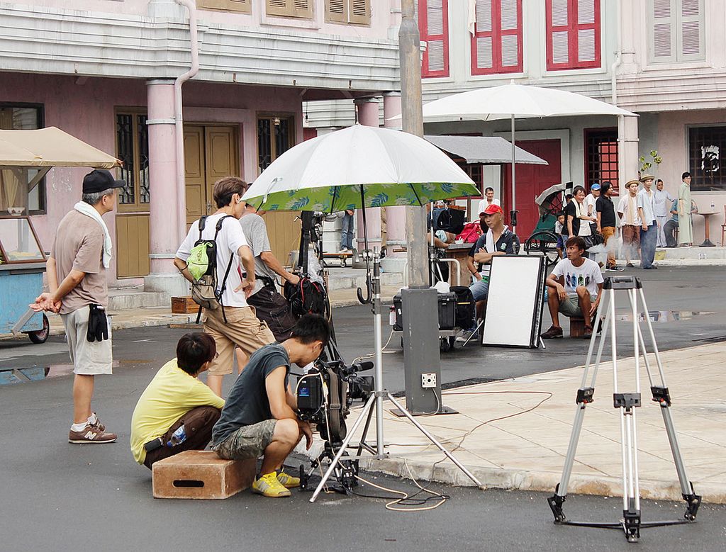Produksi film di Infinite Studios, Batam, Kepulauan Riau. Studio itu membuat Batam dikenal sineas berbagai negara sebagai tempat produksi film kelas dunia.
