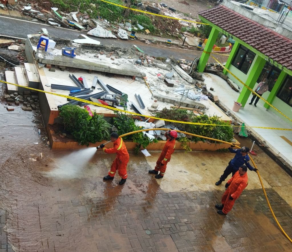 Firefighters helped clean the school yard of MTsN 19, Friday (7/10/2022) the impact of the flood on Thursday (6/10/2022) .