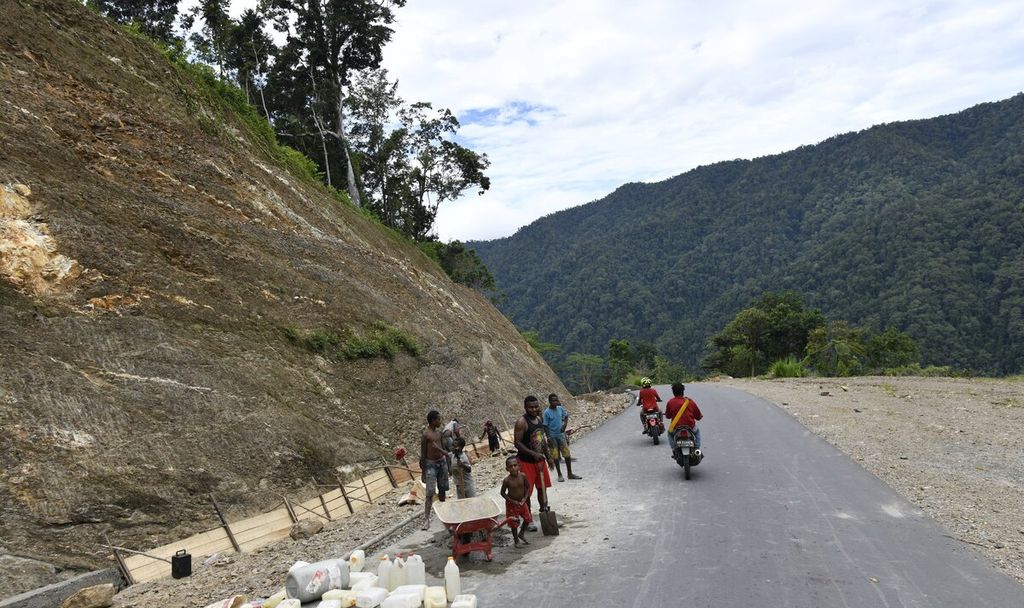 Sebagian ruas jalan yang telah diaspal pada akses Manokwari-Pegunungan Arfak, Papua Barat, Rabu (14/4/2021). Infrastruktur transportasi masih menjadi salah satu kendala dalam pembangunan wilayah di Papua Barat. Belum memadainya kuantitas dan kualitas jalan serta jembatan menghambat akses menuju wilayah Pegunungan Arfak dari Manokwari sebagai ibu kota Papua Barat. Pegunungan Arfak yang memiliki potensi pariwisata dan pertanian merupakan pemekaran wilayah dari Manokwari.