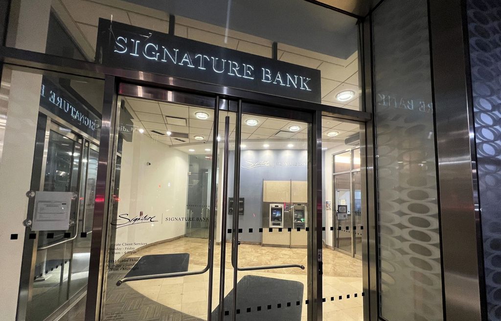 Kantor cabang Signature Bank di New York, Amerika Serikat, Minggu (12/3/2023). Regulators mengumumkan bahwa bank yang bangkrut itu ditutup dan aset-asetnya disita. (AP Photo/Bobby Caina Calvan)