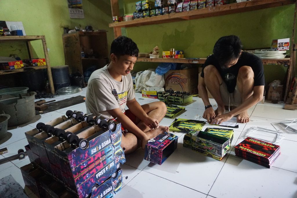 Sejumlah anak muda di industri rumah tangga Suryamedja Group di Desa Kalikajar, Purbalingga, Jawa Tengah memproduksi truk mainan, Kamis (25/11/2021). Produksi per hari mencapai 300 unit dan selama pandemi omsetnya melesat antara Rp 100 juta hingga Rp 500 juta sebulan.