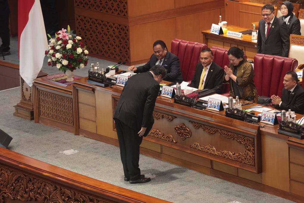 Menteri Koordinator Bidang  Perekonomian Airlangga Hartarto (kiri) seusai membacakan pandangan pemerintah saat rapat paripurna di Kompleks Parlemen, Senayan, Jakarta, Selasa (21/3/2023). 