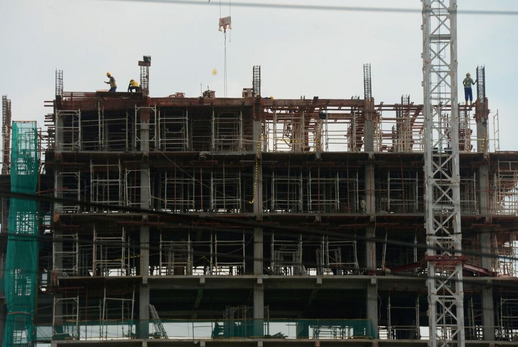 Pekerja menyelesaikan pembangunan apartemen di Tembalang, Kota Semarang, Jawa Tengah, Jumat (1/3/2019). Di sekitar kampus mulai tumbuh apartemen baru dengan konsep tempat kos eksklusif.
