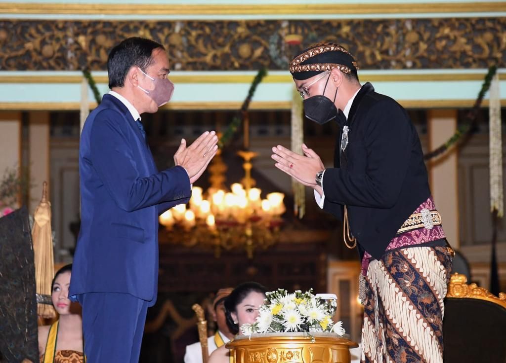 Presiden Joko Widodo memberikan selamat kepada Kanjeng Gusti Pangeran Adipati Arya (KGPAA) Mangkunegara X yang baru dikukuhkan, Sabtu (12/3/2022).