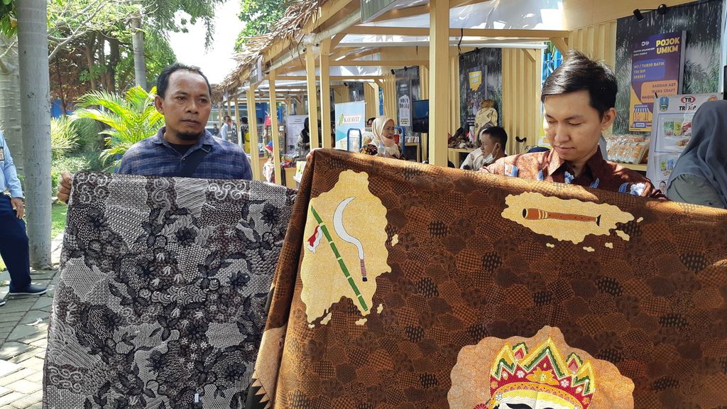Perajin batik tulis Pamekasan, Jawa Timur, memamerkan karyanya di Festival UMKM Kemenkeu Satu, di Sidoarjo, Rabu (28/9/2022). Festival ini diikuti 120 pelaku UMKM binaan Kemenkeu dari berbagai daerah di Jatim.