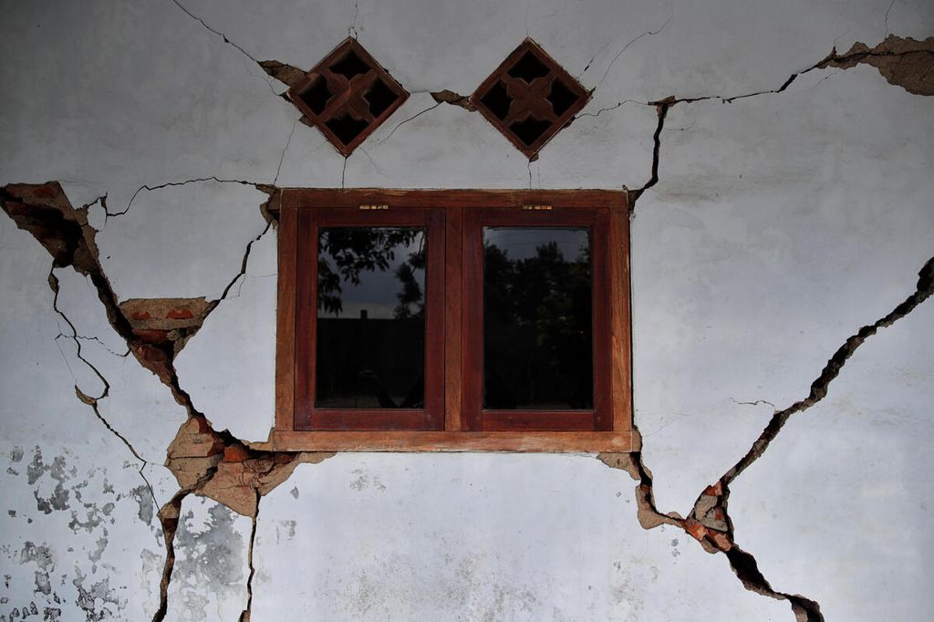Kondisi rumah salah satu warga Desa Taman Jaya, Sumur, Pandeglang, Banten, Sabtu (15/1/2022), yang rusak akibat diguncang gempa berkeuatan magnitudo 6,7 sehari sebelumnya.