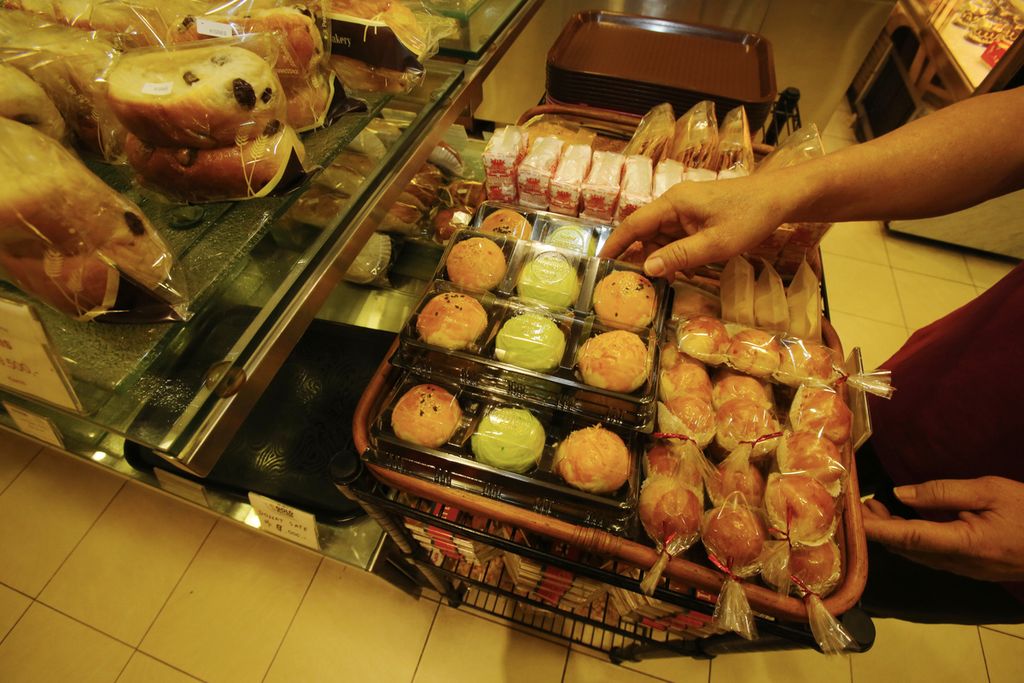 Beragam roti dijual di toko roti Indra di Jalan Pesanggrahan, Kembangan, Jakarta, Jumat (17/1/2020). Pemerintah nenyatakan akan mengratiskan biaya sertifikasi halal bagi produk usaha kecil dengan syarat omzet dibawah Rp 1 Miliar Rupiah per tahun. Program sertifikasi gratis ini akan diprioritaskan bagi usaha makanan dan minuman, yang pelaksanaannya akan diberikan ke Badan Penyelenggara Jaminan Produk Halal (BPJPH).