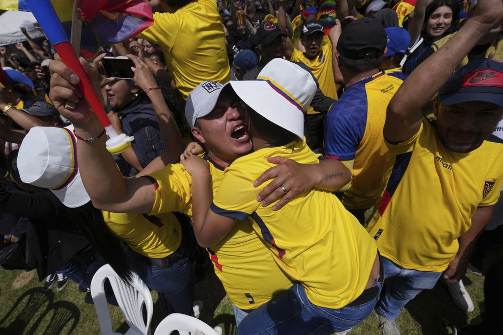 Warga Ekuador di Quito, Ekuador, Minggu (20/11/2022) saling berpelukan setelah timnas Ekuador mengalahkan Qatar dalam laga pembuka Piala Dunia Qatar 2022. 