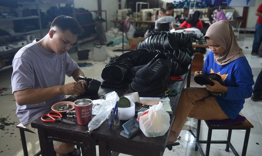 Perajin memeriksa sepatu bagian atas yang baru dijahit di Workshop IKM Alas Kaki, Kota Mojokerto, Jawa Timur, Selasa (11/10/2022). Di tempat tersebut rutin diselenggarakan pelatihan menjahit untuk alas kaki. Setelah mahir, peserta pelatihan dapat bekerja di tempat tersebut untuk mengerjakan pesanan dari banyak pihak.