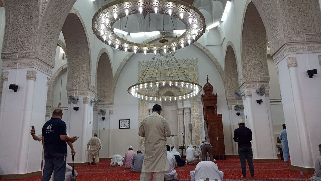 Suasana mihrab di Masjid Qiblatain dengan kiblat mengarah ke Kabah di Mekkah, Arab Saudi, Senin (25/7/2022). Selain mihrab ini, ada juga bekas kiblat mengarah sebaliknya, yaitu ke Baitul Maqdis di Jerusalem. Dengan dua kiblat itu, masjid ini diberi nama Masjid Qiblatain.