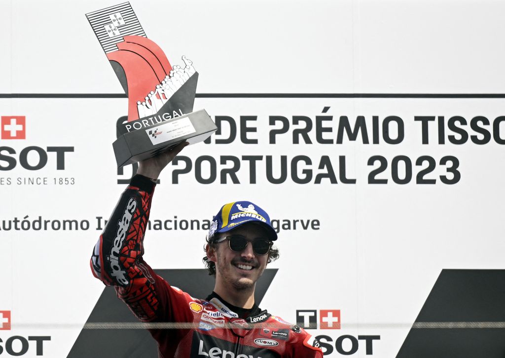 Pebalap tim Ducati Francesco Bagnaia merayakan kemenangannya pada MotoGP seri Portugal di Sirkuit Internasional Algarve, Minggu (26/3/2023). 