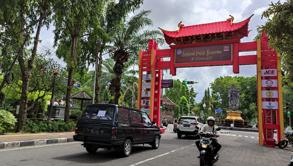 Kawasan <i>heritage</i> Jalan Gajah Mada, Kota Denpasar, Bali, Kamis (19/1/2023), sudah dihias pernak-pernik Imlek. 