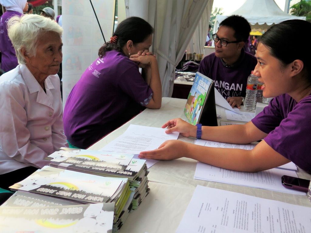 Seorang ibu menjalani tes deteksi dini demensia alzheimer di pelayanan kesehatan yang berada di acara Jalan Sehat Peduli Alzheimer di Jakarta,