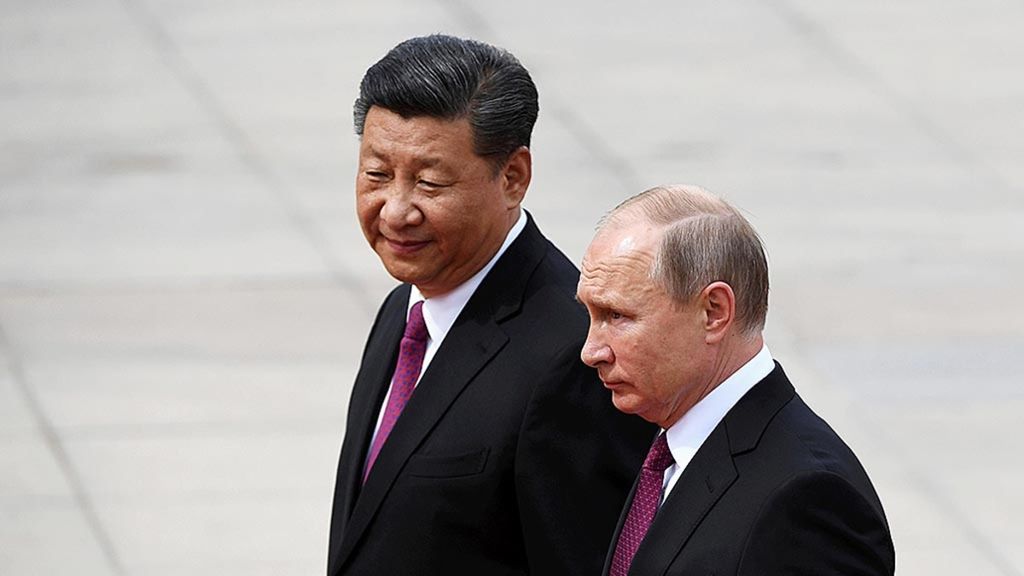 Presiden Rusia Vladimir Putin (kanan) memeriksa pasukan kehormatan bersama Presiden China Xi Jinping dalam upacara penyambutan di luar Gedung Balai Agung Rakyat, Beijing, China, Jumat (8/6/2016).