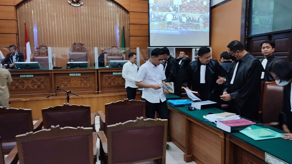 Terdakwa Richard Eliezer Pudihang Lumiu dan terdakwa Ricky Rizal seusai sidang dengan agenda pemeriksaan saksi Kuat Ma'ruf di Pengadilan Negeri Jakarta Selatan, Senin (5/12/2022). 