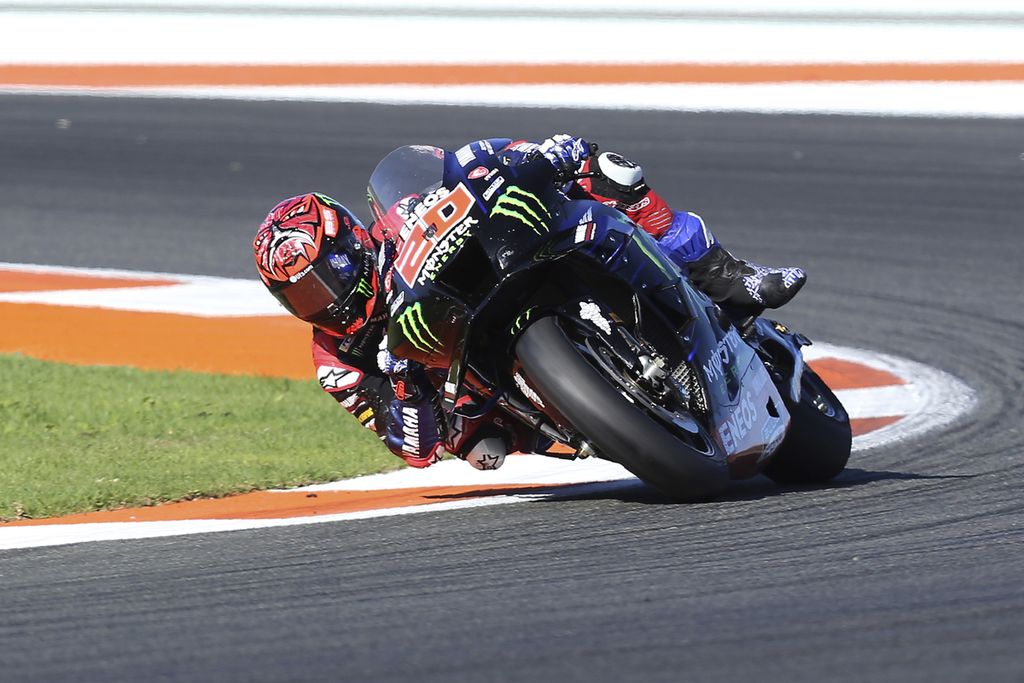 Pebalap Yamaha Fabio Quartararo memacu motornya pada seri terakhir Grand Prix MotoGP 2022 di  Sirkuit Ricardo Tormo, Cheste, Valencia, 6 November 2022.