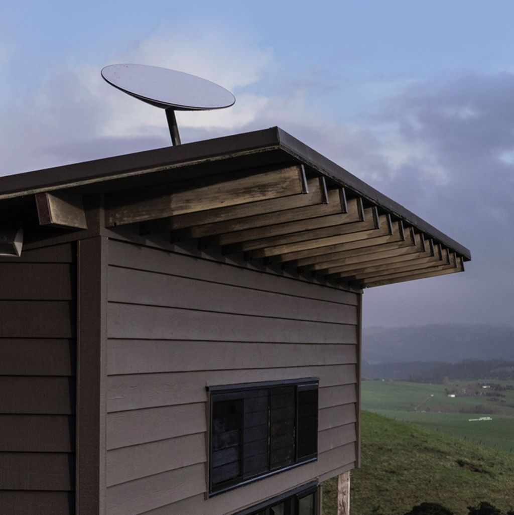 Antena penangkap sinyal satelit Starlink. Pemasangan antena ini dirancang mudah dan bisa dilakukan siapa pun hingga mengurangi biaya pemasangan alat. Untuk menempatkan antena pun ada aplikasi yang bisa diunduh guna menentukan tempat terbaik memasang antena hingga bisa menerima sinyal dengan baik.