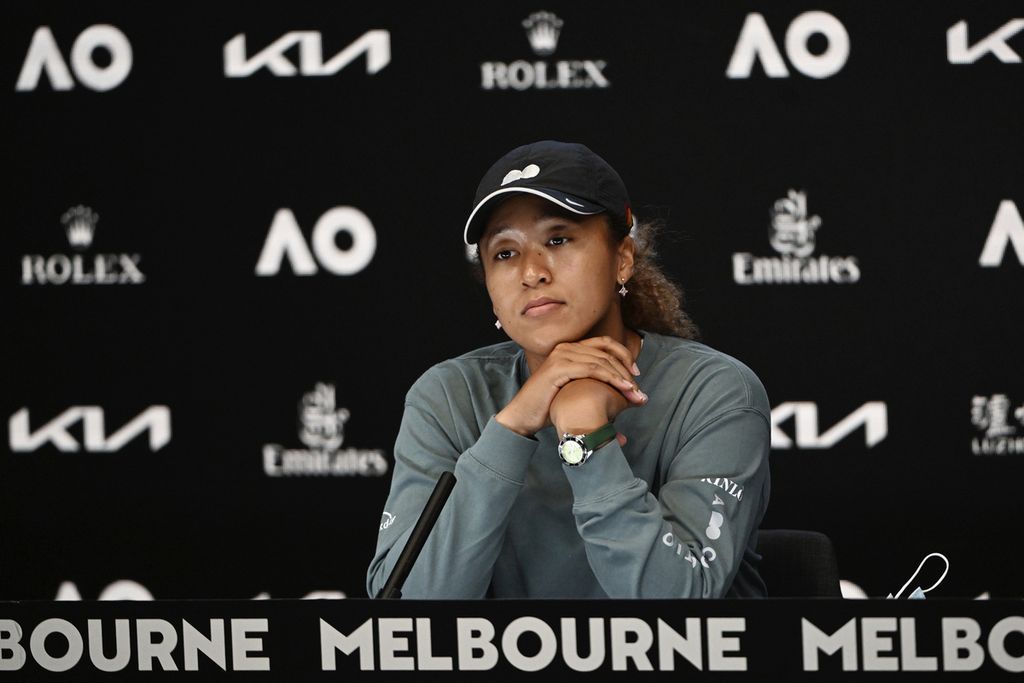 Foto yang dirilis Tennis Australia memperlihatkan petenis Jepang, Naomi Osaka, menghadiri konferensi pers setelah pertandingan babak ketiga Australia Terbuka melawan petenis AS, Amanda Anisimova, di Melbourne, Jumat (21/1/2022). Osaka kalah, 6-4, 3-6, 6-7 (10-5).