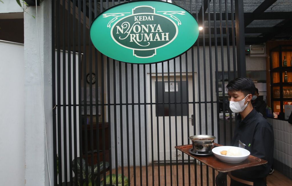 Pelayan mengantar sajian makanan di Restoran Nyonya Rumah Bandung, Minggu (22/5/2022). 