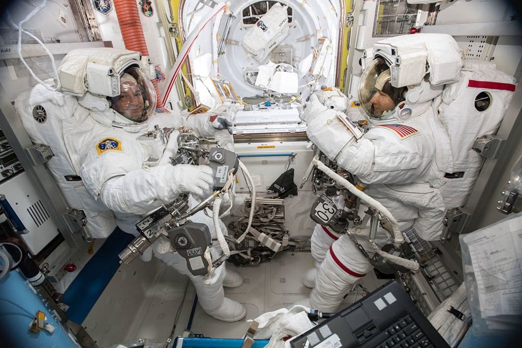 Antariksawan Amerika Serikat, Andrew Morgan (kiri) dan Christina Koch (kanan), bersiap melalukan <i>spacewalk</i> atau berjalan di luar Stasiun Luar Angkasa Internasional (ISS) pada Minggu (6/10/2019) untuk memperbaiki baterai panel surya ISS.