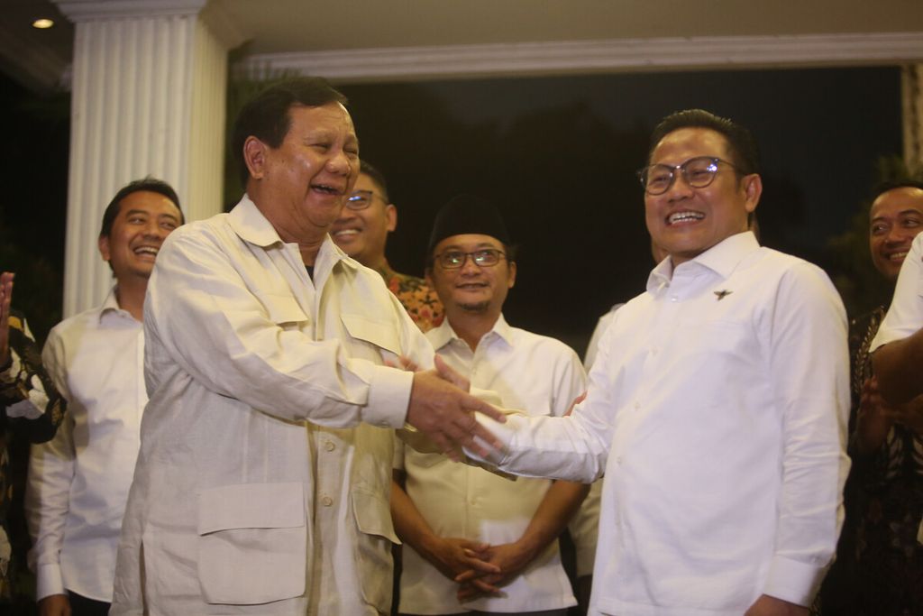Ketua Umum Partai Gerindra Prabowo Subianto (kiri) berjabat tangan dengan Ketua Umum Partai Kebangkitan Bangsa (PKB) Muhaimin Iskandar seusai pertemuan di kediaman Prabowo di Jalan Kertanegara, Kebayoran Baru, Jakarta Selatan, Sabtu (18/6/2022). 