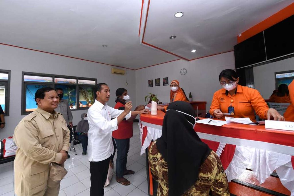 Presiden Joko Widodo meninjau penyaluran BLT BBM di Kantor Pos Tual, Kabupaten Maluku Tenggara, Provinsi Maluku (14/9/2022). Kebijakan pemerintah yang cenderung populis seperti memberikan BLT kepada rakyat miskin turut memengaruhi penilaian kelompok kelas bawah terhadap citra pemerintah